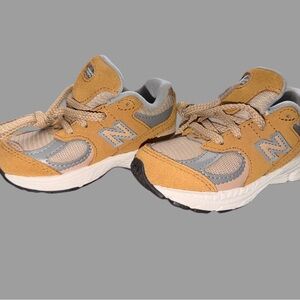 New Balance 2002 Toddler Sneakers | Size 6 | Tan Gray | Unisex | Like New